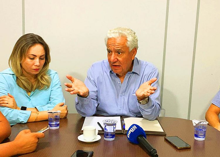 Vilmar Rocha em entrevista, acompanhado por Camila Rosa | Foto: Divulgação