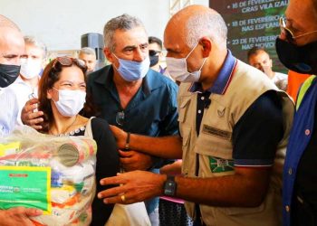 Prefeito Rogério Cruz destina 1.600 cestas de alimentos a moradores na Vila União: “Vamos entregar um total de 35 mil cestas a famílias em situação de vulnerabilidade, em fevereiro” | Foto: Jackson Rodrigues