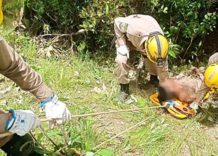 Homem resgatado dentro de uma vala de aproximadamente 50 metros de profundidade em Santo Antônio do Descoberto (GO) | Foto: Reprodução