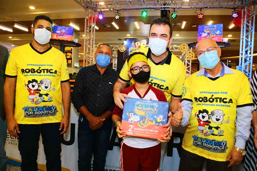Professor Divino Gustavo, Gustavo Mendanha e Professor Alcides na entrega dos kits de robótica para a Educação de Aparecida | Foto: Enio Medeiros