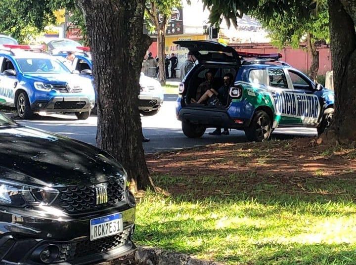 Perseguição em Goiânia termina com carros batidos e 3 presos