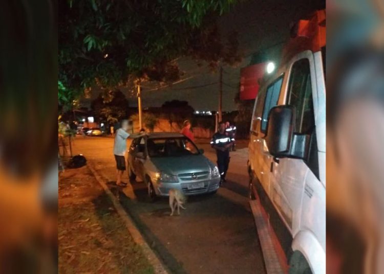 Na contramão, idoso sobe na calçada e quase atropela socorristas em Aparecida de Goiânia