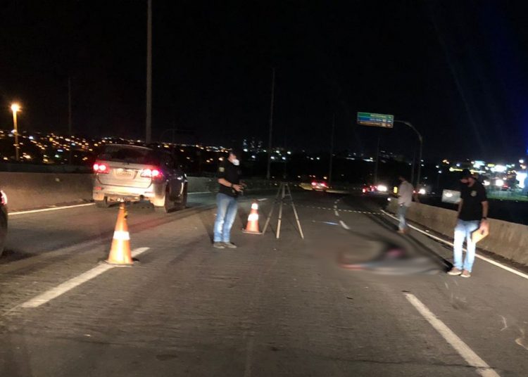 Idoso cai de moto e morre atropelado por caminhão na BR-153, em Goiânia