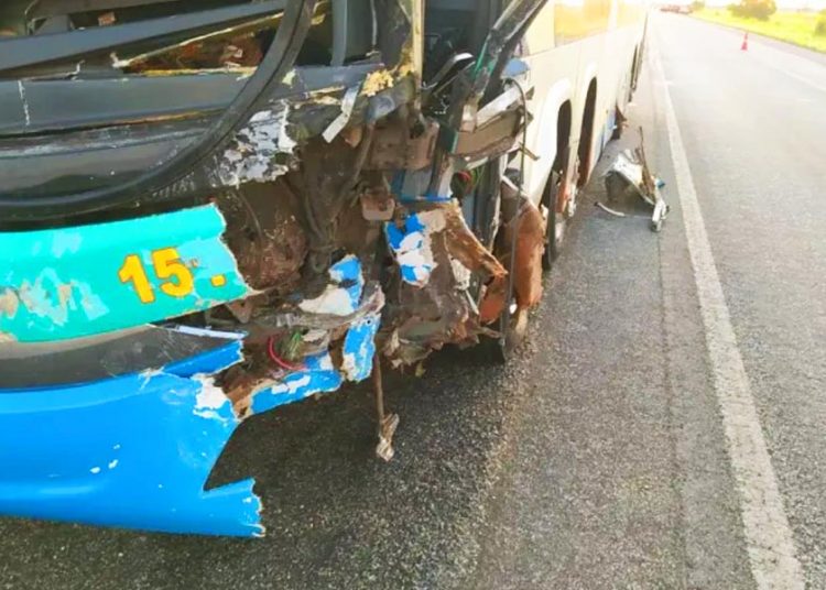 Acidente entre carro e ônibus deixa 2 mortos na BR-070, em Goiás | Foto: Divulgação / PRF