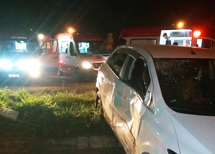Samu atende vítimas de acidente entre carro e motocicleta em Aparecida de Goiânia | Foto: Leitor / FZ