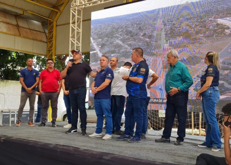 André Fortaleza e Vilmar Mariano discursam durante mutirão do Prefeitura em Ação | Foto: Folha Z