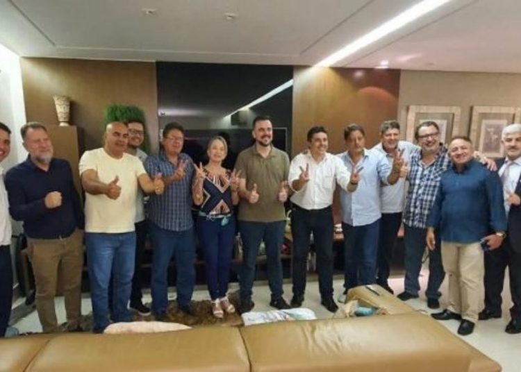 Gustavo Mendanha em reunião com aliados nessa 3 feira (8) | Foto: Reprodução