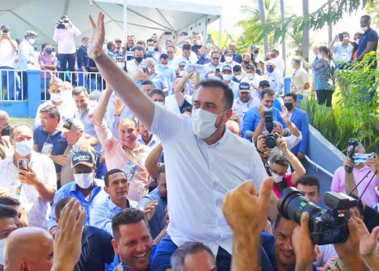 Gustavo Mendanha carregado por apoiadores durante evento em Aparecida de Goiânia | Foto: Divulgação