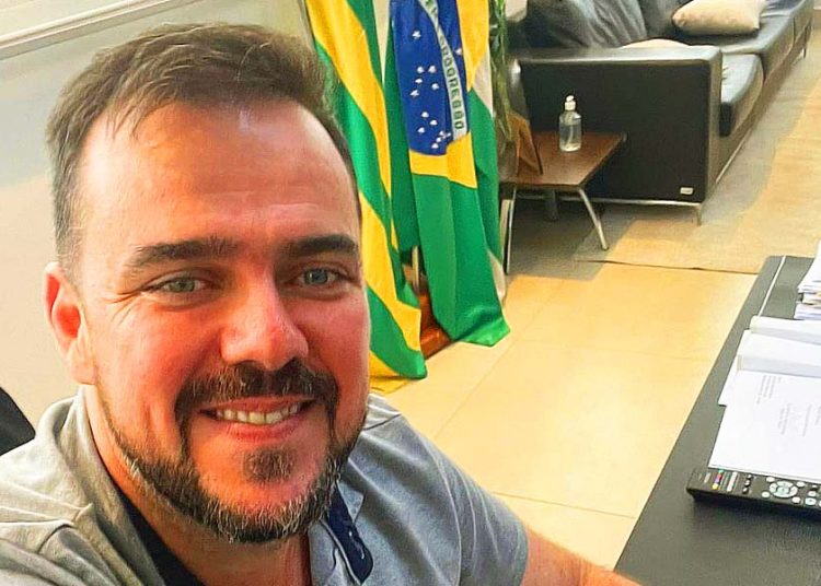 Gustavo Mendanha no gabinete do 6º andar do Paço Municipal de Aparecida de Goiânia | Foto: Reprodução