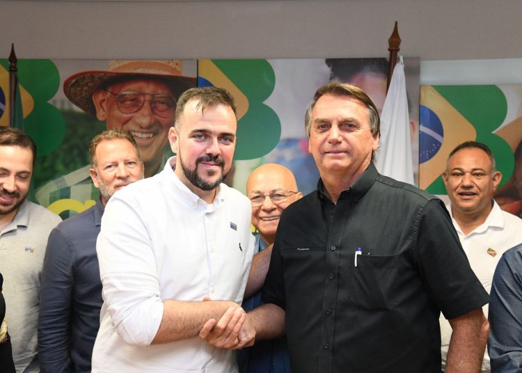 Gustavo Mendanha e Jair Bolsonaro em Brasília, no sábado (19) | Foto: Reprodução