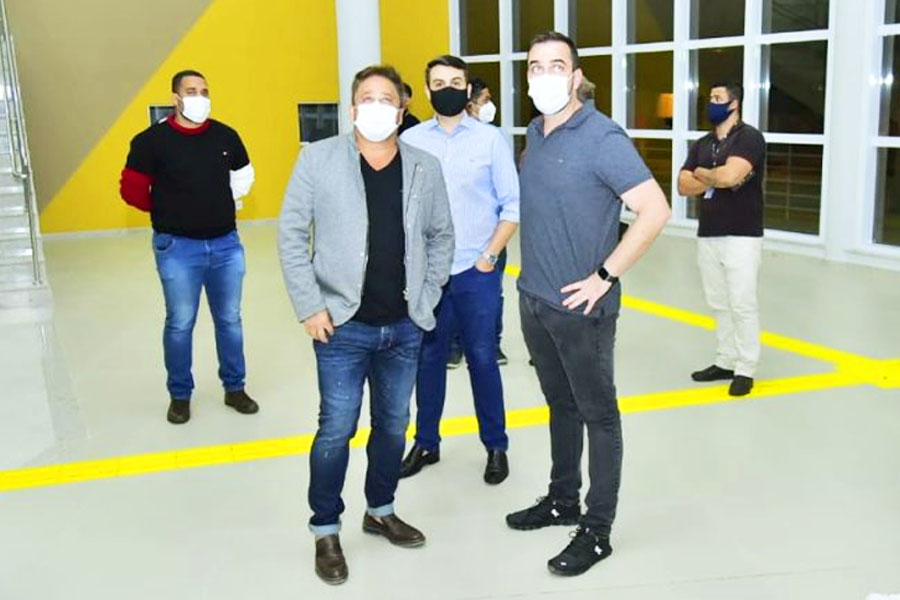 Cantor Leonardo e prefeito Gustavo Mendanha em visita ao anfiteatro municipal | Foto: Divulgação