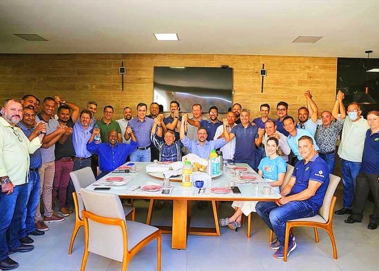 Reunião entre vereadores e secretários de Gustavo Mendanha na manhã desta 6ª feira (25) na casa do presidente da Câmara, André Fortaleza | Foto: Reprodução
