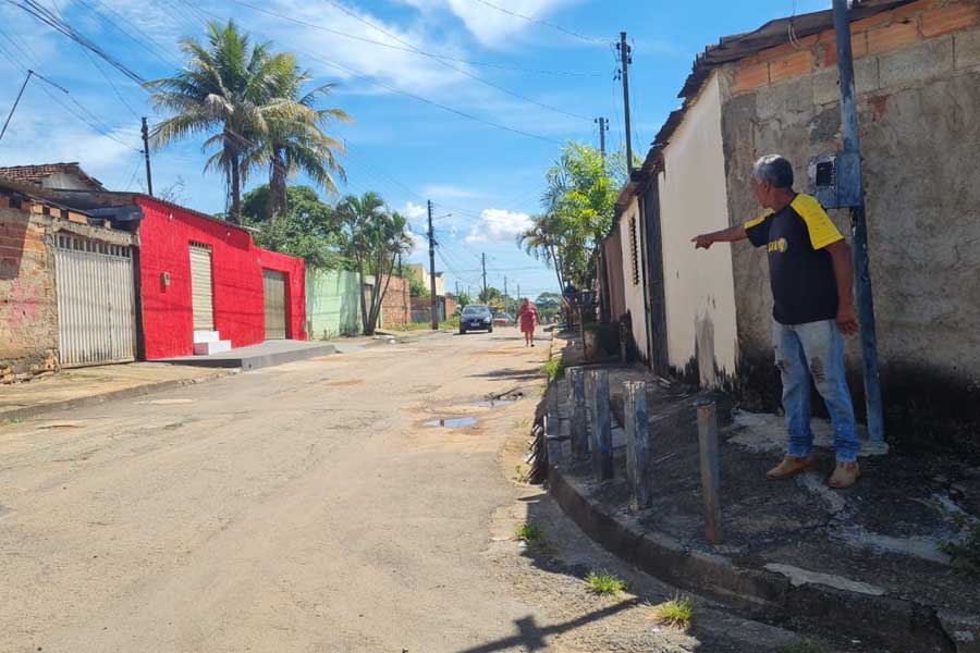 José Faria aponta falta de iluminação na Rua 12, esquina com a 39, no Jardim Tiradentes, em Aparecida de Goiânia | Foto: Folha Z