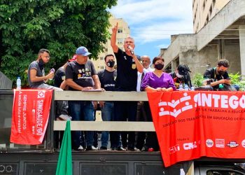 Servidores estaduais protestam em frente à Alego | Foto: Reprodução