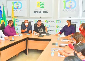 Reunião marca acordo entre a gestão municipal e representantes dos professores da rede municipal de Aparecida de Goiânia | Foto: Rodrigo Estrela