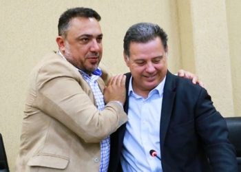 Presidente da Câmara de Aparecida André Fortaleza recebe Marconi Perillo durante sessão | Foto: Marcelo Silva / Câmara de Aparecida