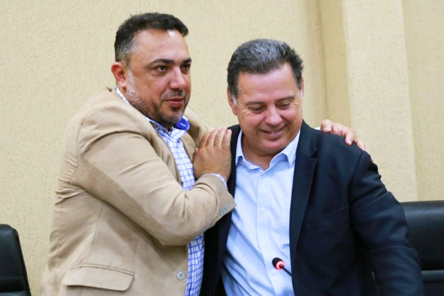 Presidente da Câmara de Aparecida André Fortaleza recebe Marconi Perillo durante sessão | Foto: Marcelo Silva / Câmara de Aparecida