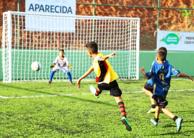 Aparecida oferece aulas de futebol em 6 campos com grama sintética | Foto: Enio Medeiros