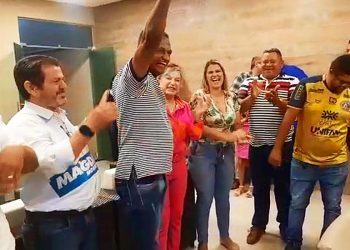 Getúlio Andrade discursa ao lado de Magda Mofatto | Foto: Reprodução
