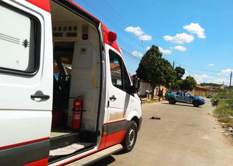 Serviço de Atendimento Móvel de Urgência (Samu) e Polícia Militar (PM) em atendimento a ocorrência em Aparecida de Goiânia | Foto: Leitor / FZ