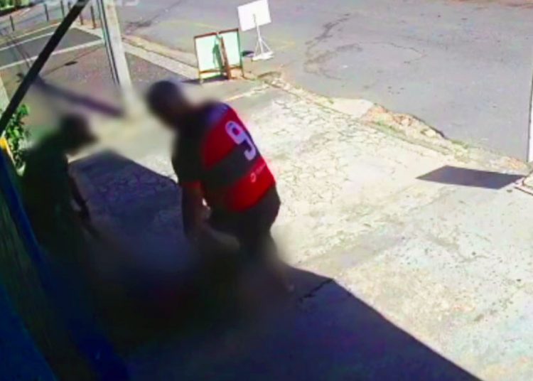 Vídeo mostra jovem e idoso abandonando cadáver na rua em Aparecida de Goiânia | Foto: Reprodução