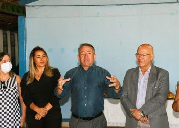 Sulnara e Vilmar Mariano ao lado do deputado Professor Alcides em evento de entrega de ônibus à Associação de Pais e Amigos dos Excepcionais de Aparecida de Goiânia (Apae) | Foto: Valdemy Teixeira