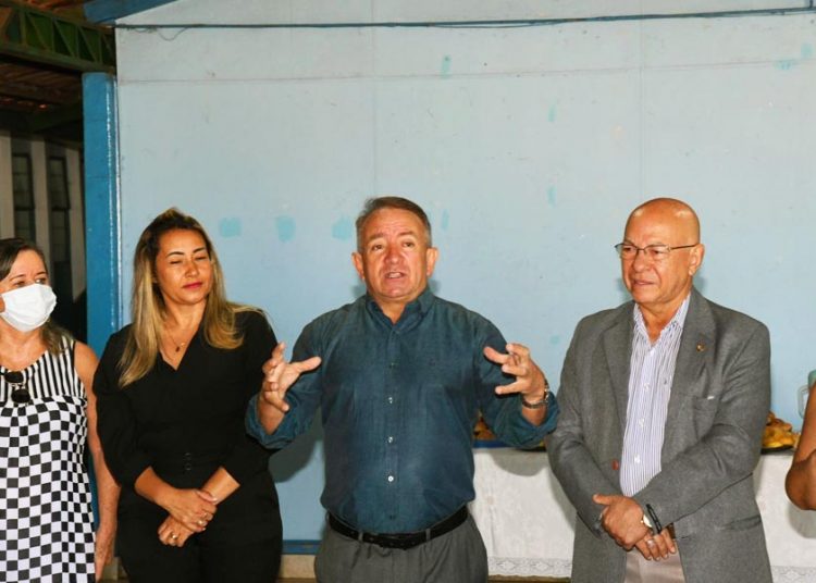 Sulnara e Vilmar Mariano ao lado do deputado Professor Alcides em evento de entrega de ônibus à Associação de Pais e Amigos dos Excepcionais de Aparecida de Goiânia (Apae) | Foto: Valdemy Teixeira