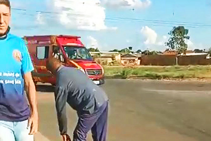 Bombeiros em atendimento a um atropelamento na Avenida Atlântida, Bairro Independência, Aparecida de Goiânia | Foto: Leitor / FZ