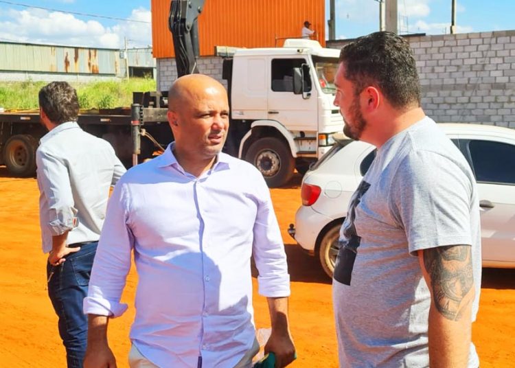 Major Vitor Hugo conversa com empresário em Aparecida de Goiânia | Foto: Folha Z