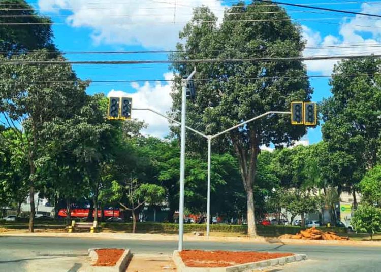 Semáforos desativados no Jardim América, em Goiânia | Foto: Folha Z