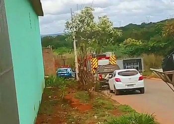 Cadáver encontrado em cratera no Recanto do Bosque, em Aparecida de Goiânia | Foto: Leitor / FZ
