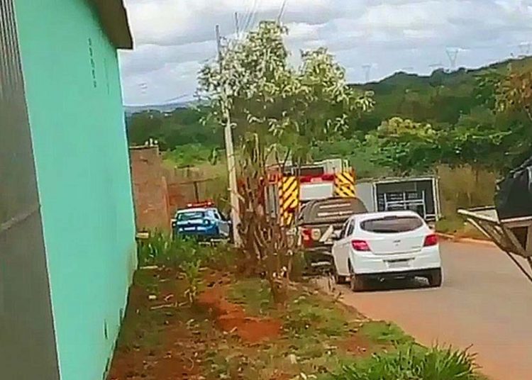 Cadáver encontrado em cratera no Recanto do Bosque, em Aparecida de Goiânia | Foto: Leitor / FZ