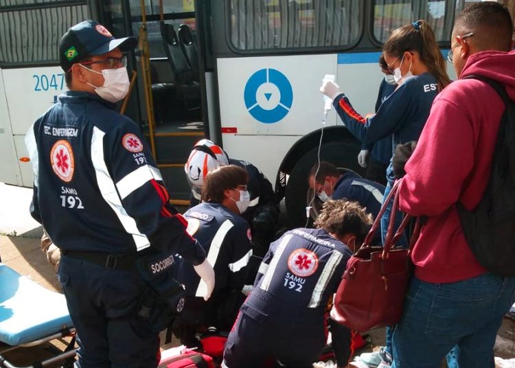 Mulher tem fratura exposta grave após acidente com ônibus em Aparecida de Goiânia | Foto: Leitor / FZ
