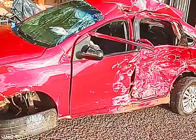Carro ficou destruído em acidente na BR-153, na altura de Uruaçu (GO) | Foto: PRF