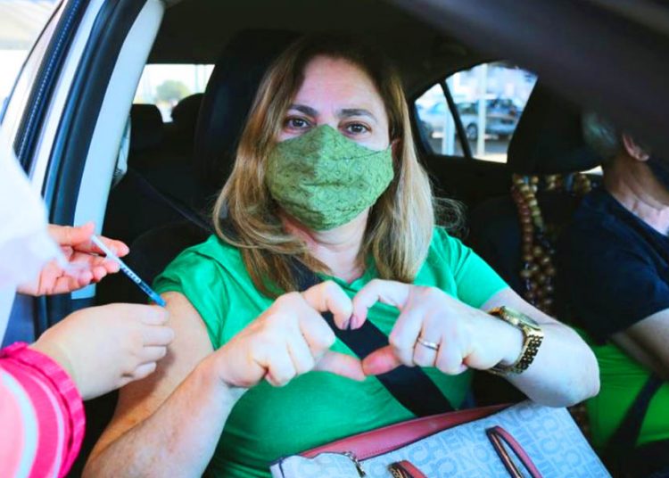 Aparecida de Goiânia aplica a 4ª dose da vacina contra a covid-19 em trabalhadores da saúde e pessoas com mais de 50 anos | Foto: Claudivino Antunes