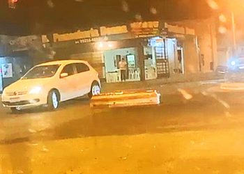 Caixão cai de carro funerário no meio do trânsito em Pontalina, Goiás | Foto: Reprodução