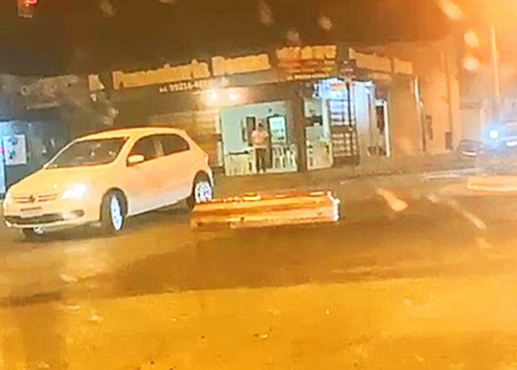 Caixão cai de carro funerário no meio do trânsito em Pontalina, Goiás | Foto: Reprodução