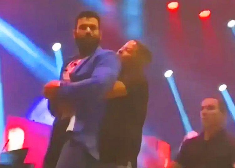 Fã invade palco e agarra Gusttavo Lima | Foto: Reprodução