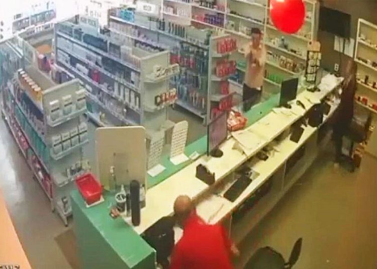 Policial civil aposentado foi morto a tiros dentro de uma farmácia no Setor Bueno, em Goiânia, na manhã de 2ª feira (27) | Foto: Reprodução