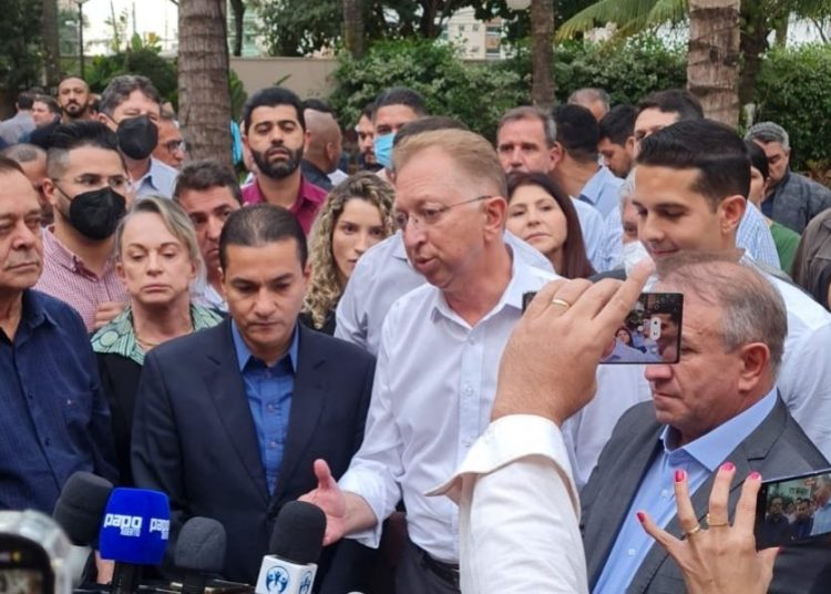 João Campos e Marcos Pereira em anúncio de apoio a Gustavo Mendanha | Foto: Folha Z