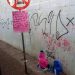 Mãe amarra filha em placa para vender pipoca em semáforo do DF | Foto: Israel Antonio Manoel Pereira