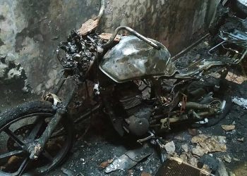 Incêndio que destruiu parte de casa em Aparecida de Goiânia começou em moto | Foto: Leitor / FZ