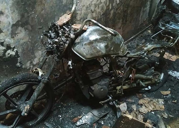 Incêndio que destruiu parte de casa em Aparecida de Goiânia começou em moto | Foto: Leitor / FZ