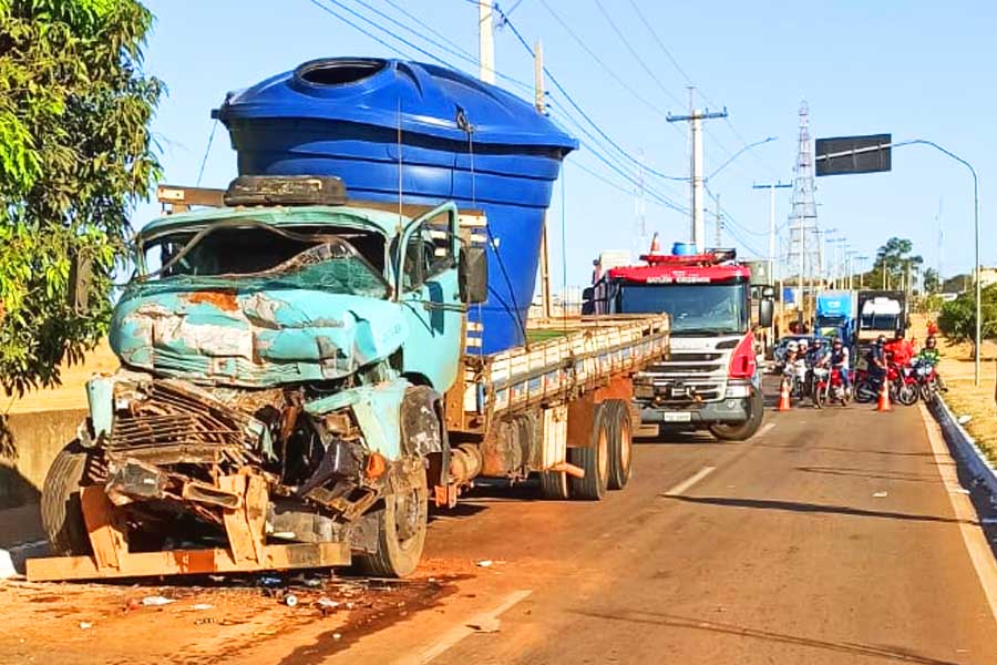 Acidente entre caminhões em Anápolis | Foto: Divulgação / CBMGO