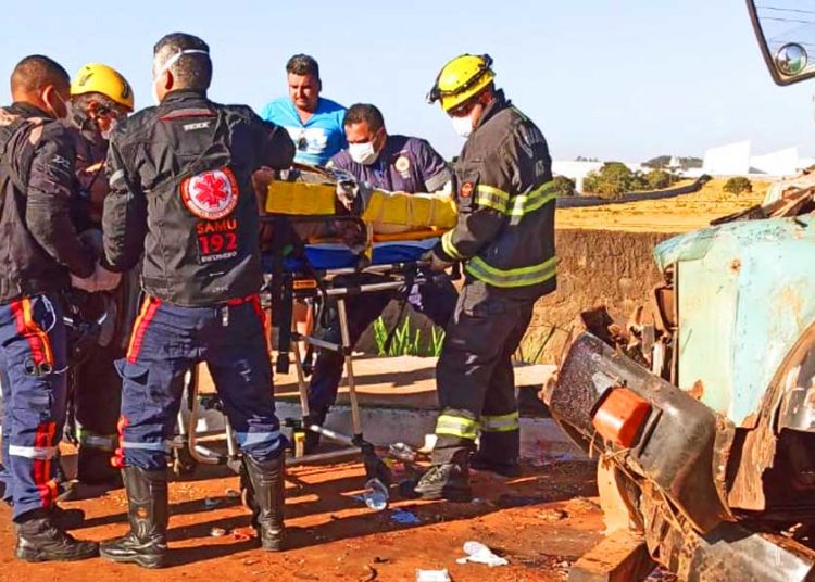Motoristas de caminhão ficam feridos em acidente em Anápolis | Foto: Divulgação / CBMGO