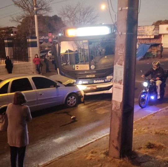 Ônibus bate de frente com carro em Aparecida de Goiânia e idosa fica fétida