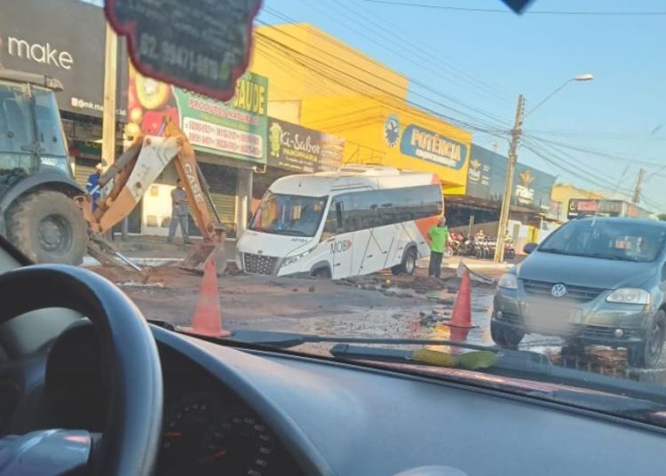 Buraco na Avenida Independência, no setor Cidade Livre, em Aparecida de Goiânia | Foto: Leitor / FZ