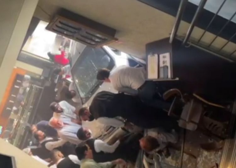 Daniel Vilela tenta levantar carro para ajudar feridos em restaurante de Goiânia | Foto: Reprodução