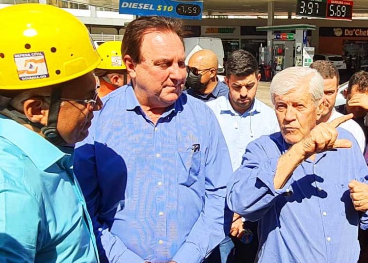 Engenheiro Carlos Campos vistoria no viaduto da T-63 acompanhado pelo prefeito Rogério Cruz | Foto: Folha Z
