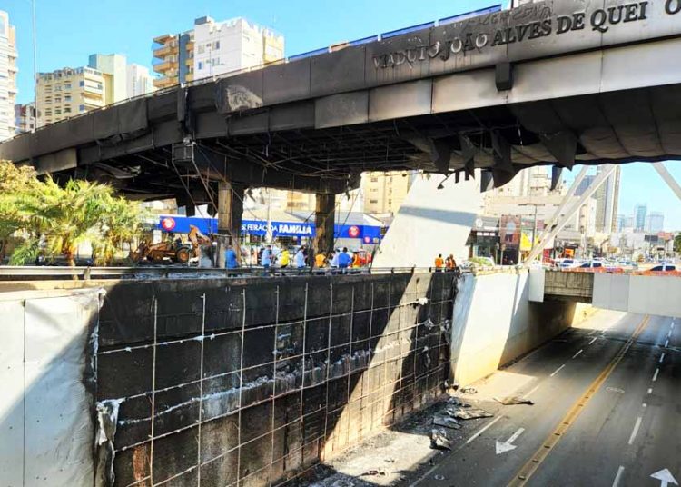 Incêndio atinge viaduto da T-63, em Goiânia | Foto: Folha Z
